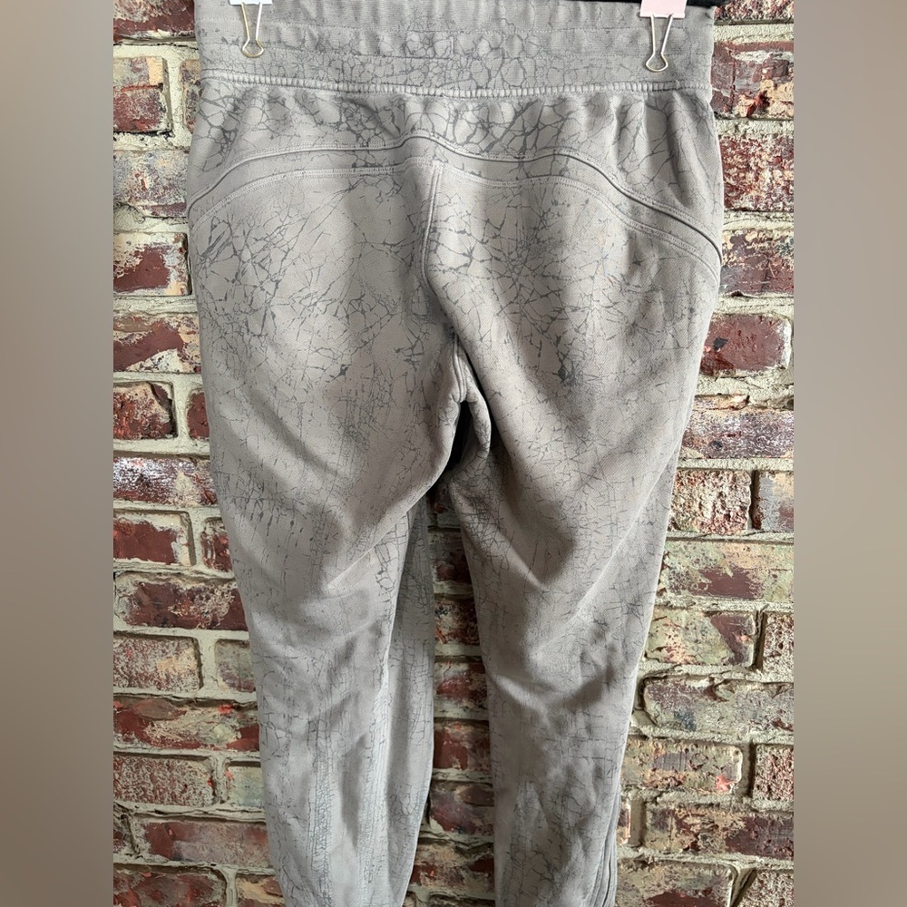 Lululemon Warm Down Jogger Size 8 Grey Crackle Print Sweatpants Athleisure - Picture 8 of 8